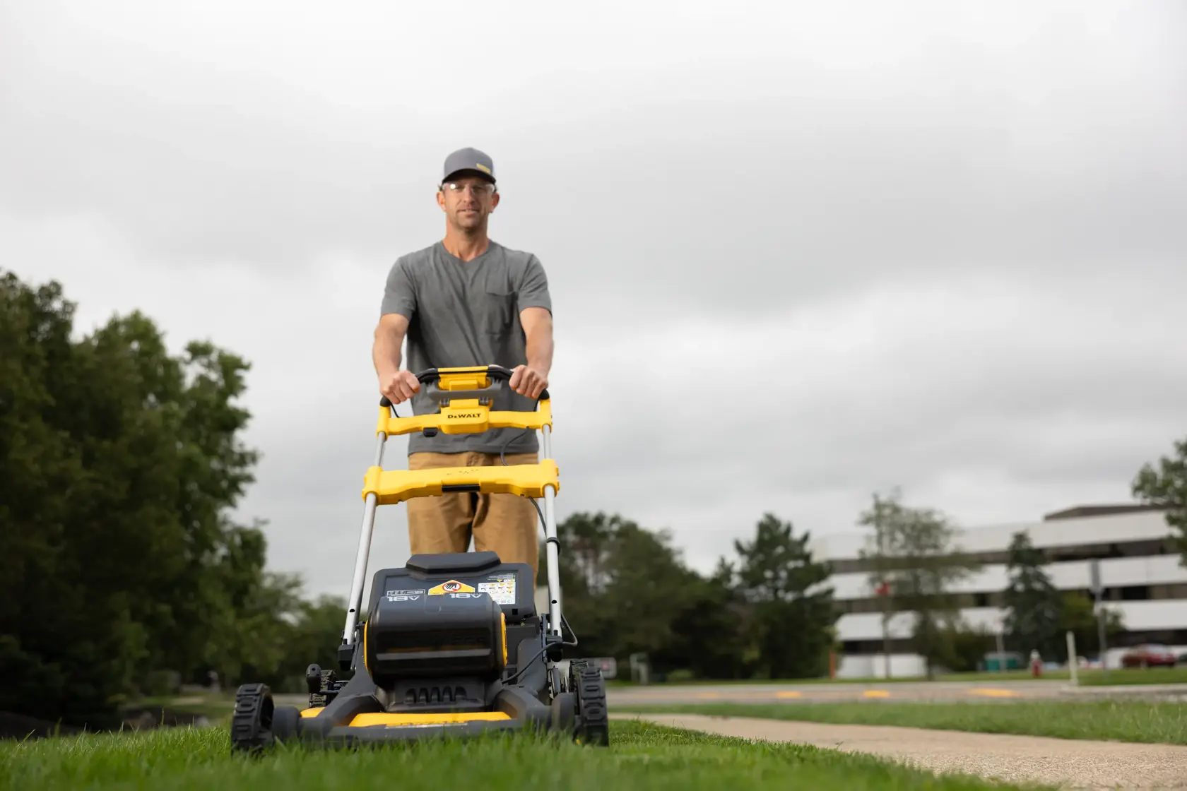 Cortacésped autopropulsado sin escobillas XR 18V 53cm sin cargador/ batería