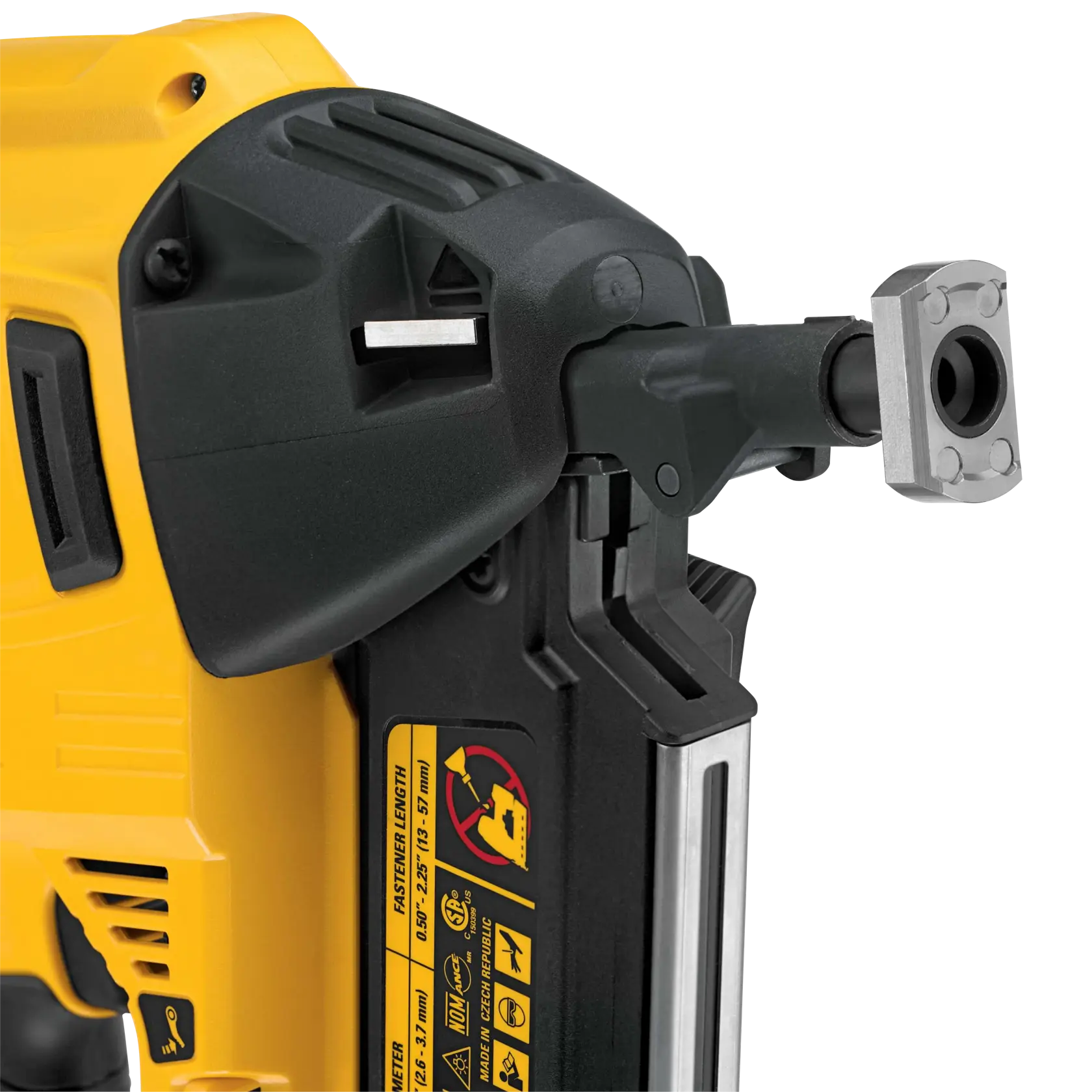 Primer plano de una clavadora DEWALT DCN8902, mostrando el frente y etiquetas de advertencia.