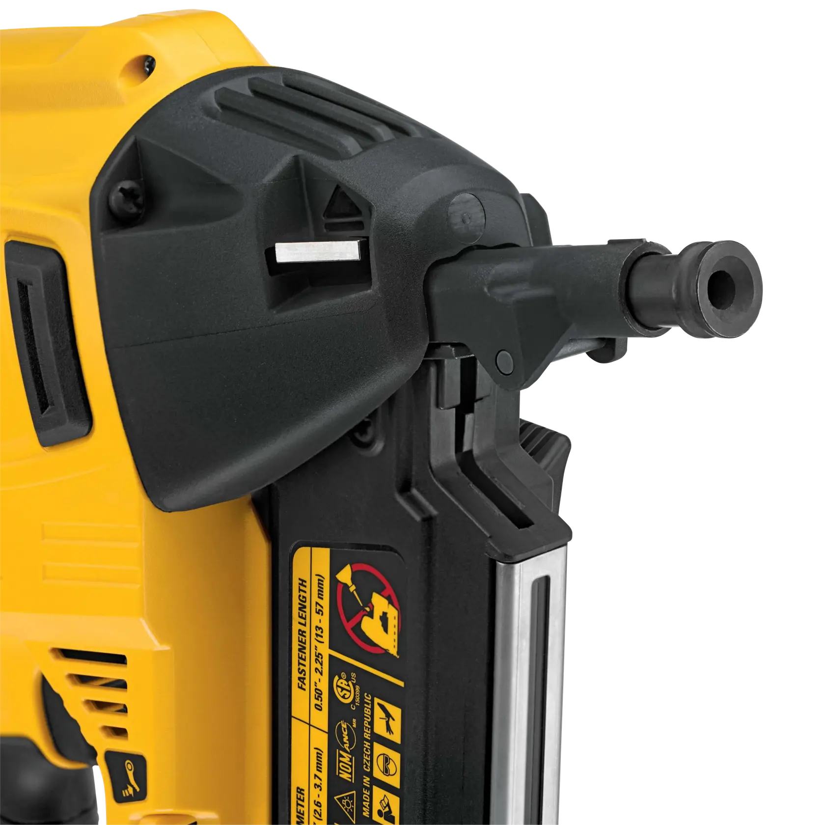 Primer plano de una clavadora DEWALT mostrando la boquilla y las instrucciones de seguridad al lado.