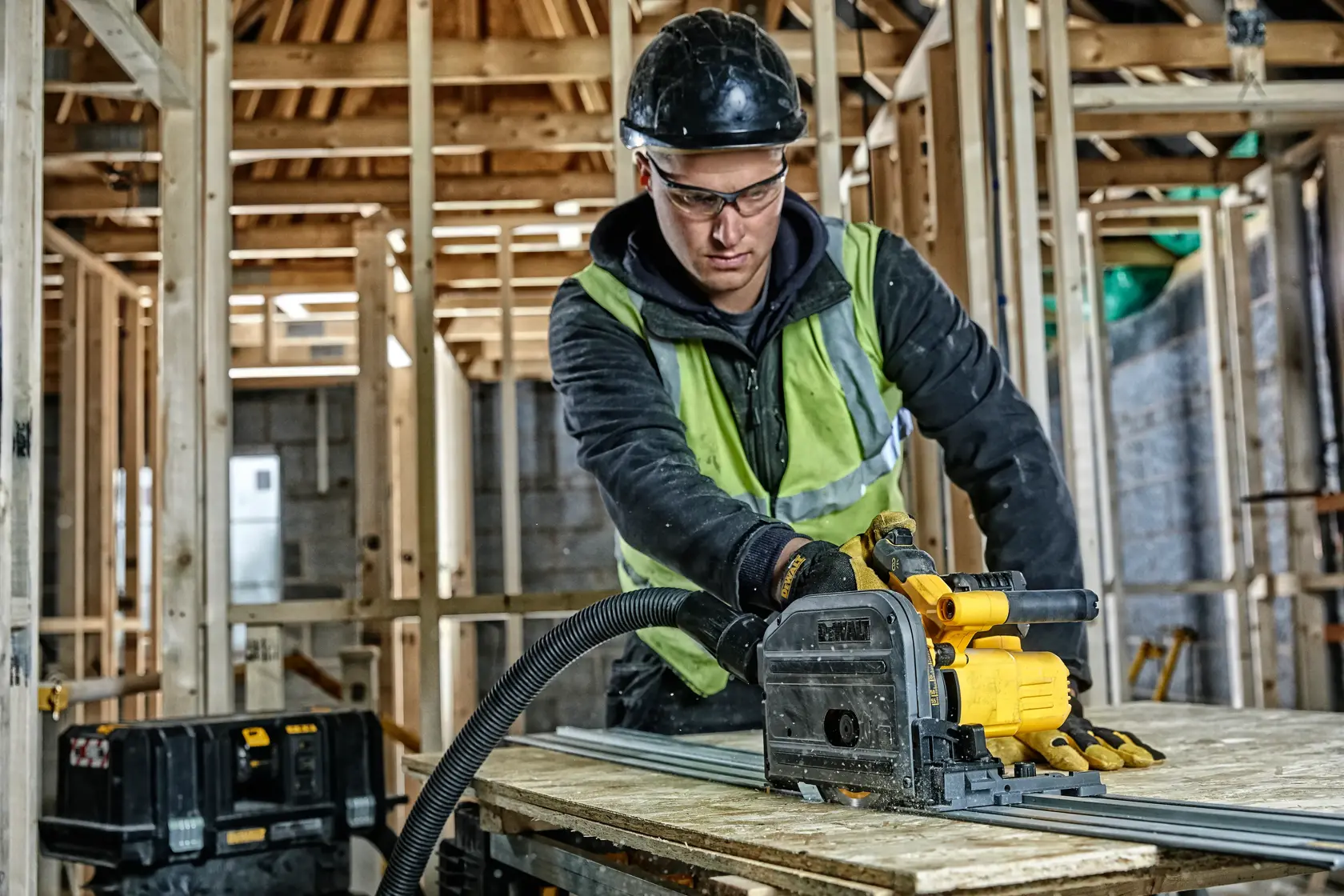 DEWALT DCS520T2-XE, DCS520T2 sierra en construcción. Trabajador corta madera. Categoría fotografía.