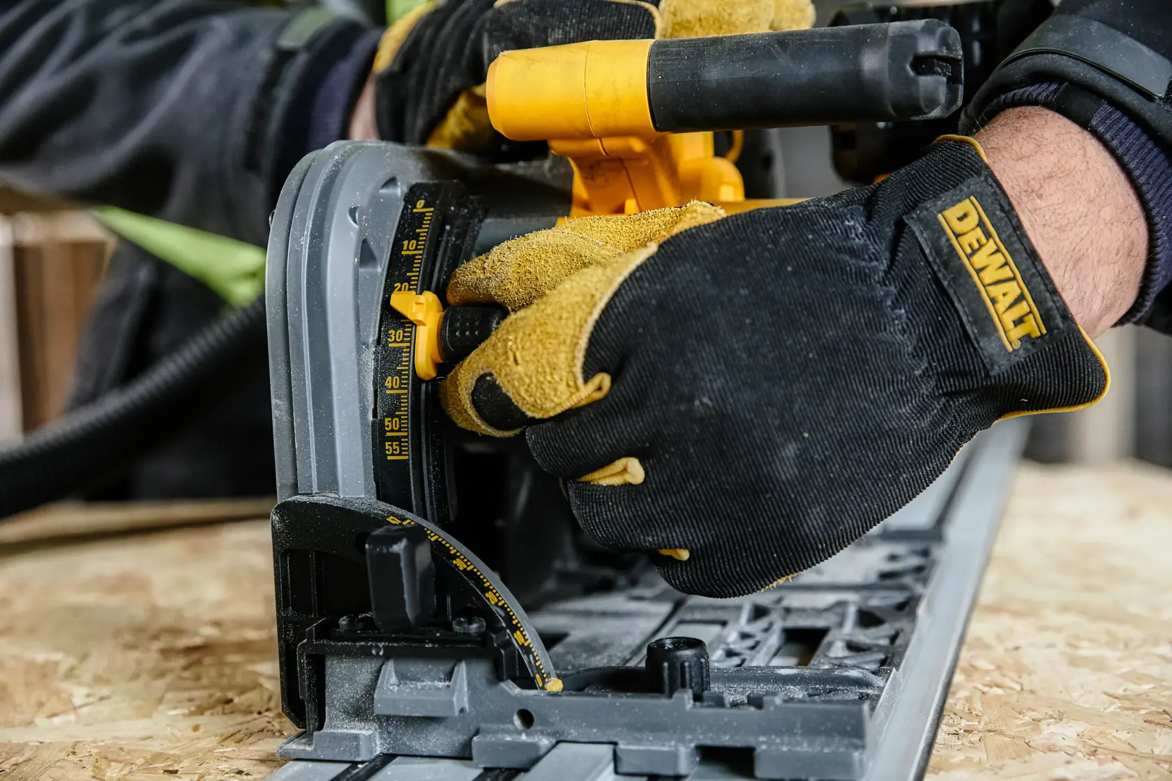 Guantes DEWALT ajustan sierra. Productos: DCS520T2-XE, DCS520T2. Categoría fotografía.
