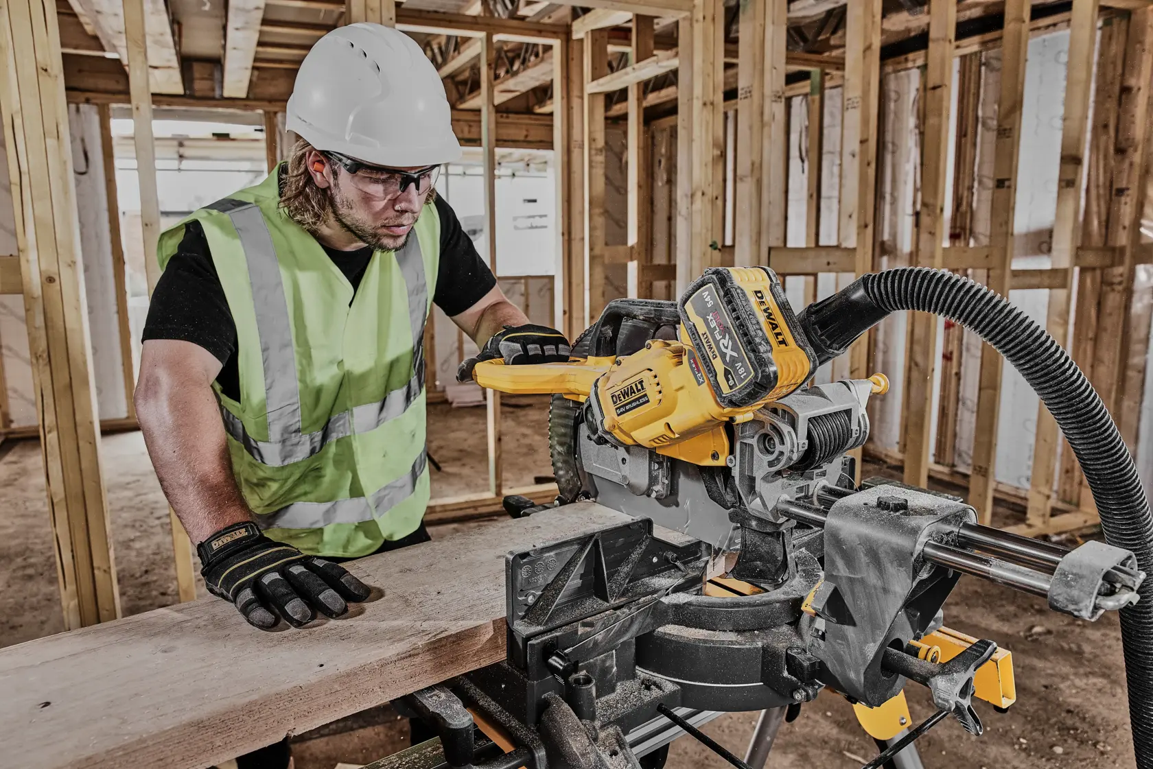 DEWALT DCS781X2-QW, DCS781X2 sierra usada por trabajador en obra. Categoría Fotografía.