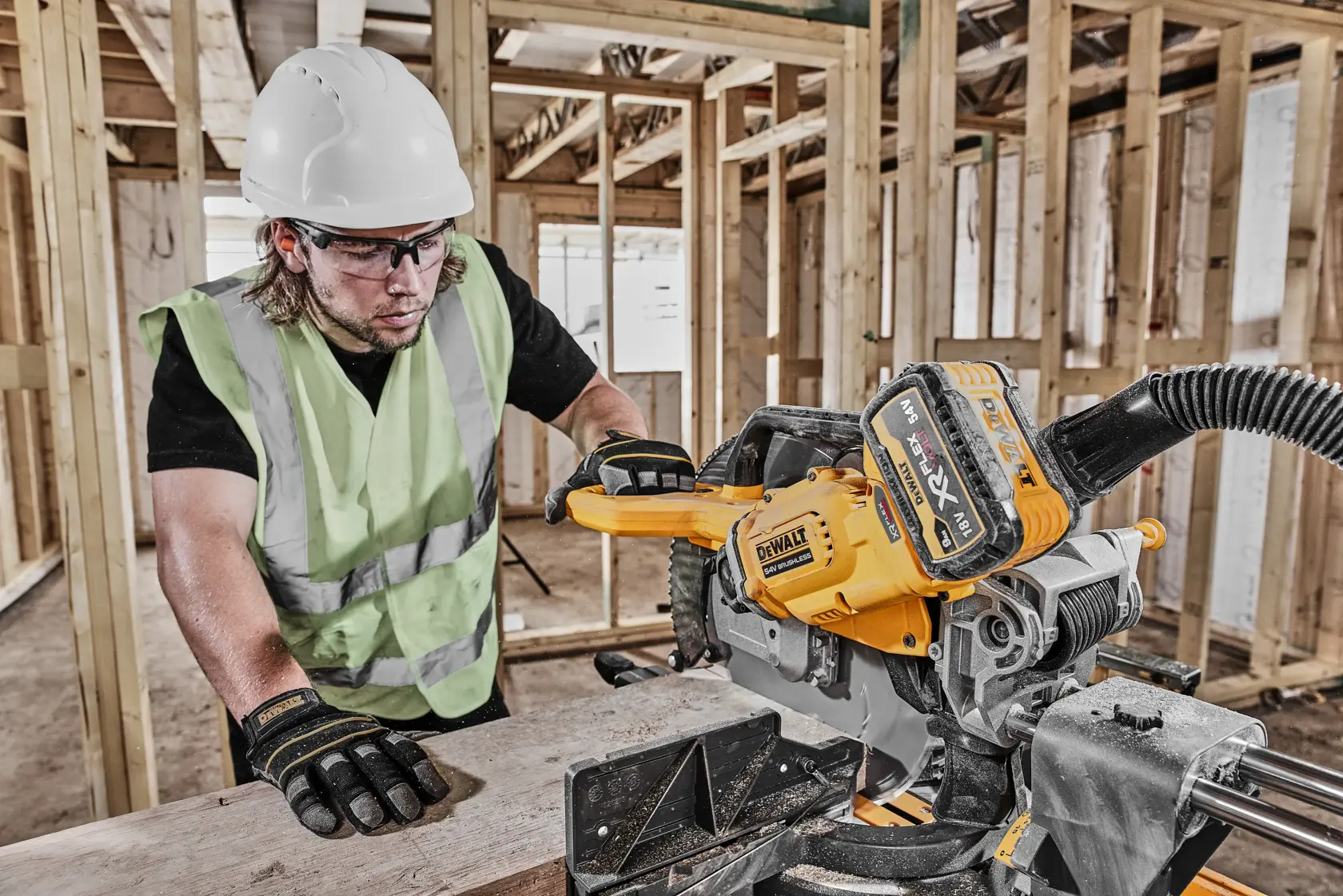 DEWALT DCS781X2-QW, DCS781X2 sierra utilizada en obra por trabajador. Producto de fotografía.