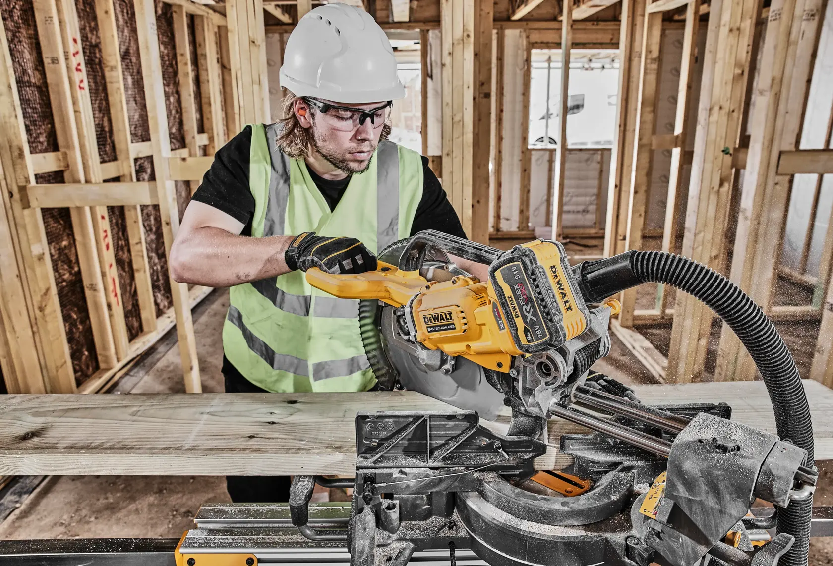 DEWALT DCS781X2-QW, DCS781X2 sierra en obra, trabajador corta madera. Categoría fotografía.
