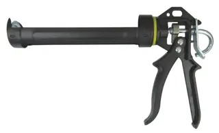 Pistola negra de calafateo con mango, usada para aplicar sellador o adhesivo en construcción.