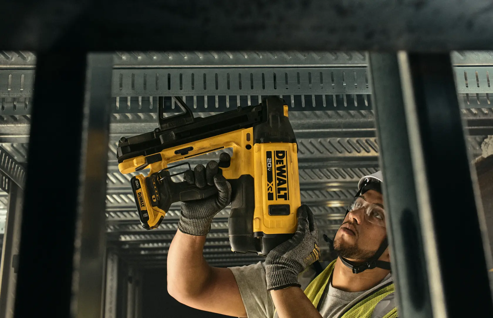 Clavadora de Gas C6 XR 18V con batería 18V Li-Ion 2Ah