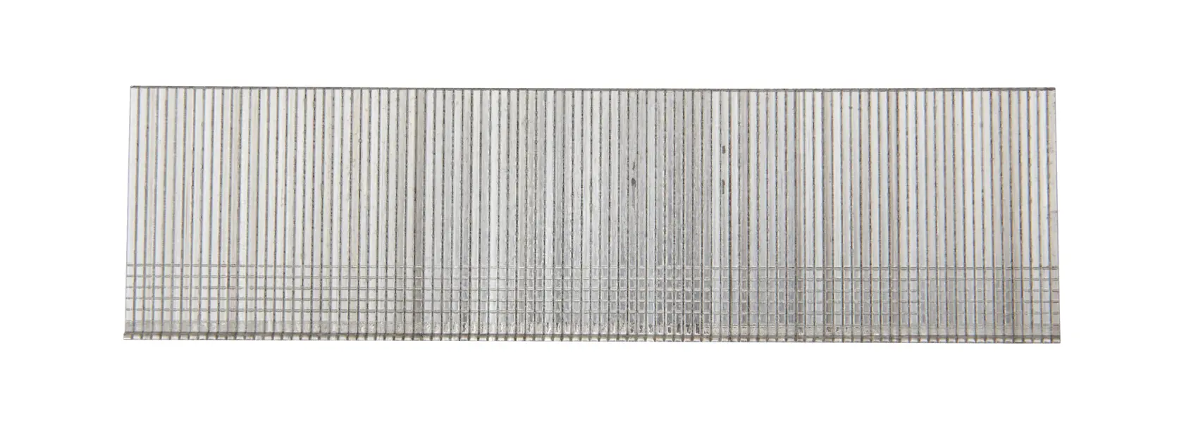 Tira de clavos DEWALT DNBT1830GZ alineados para uso en pistola de clavos.