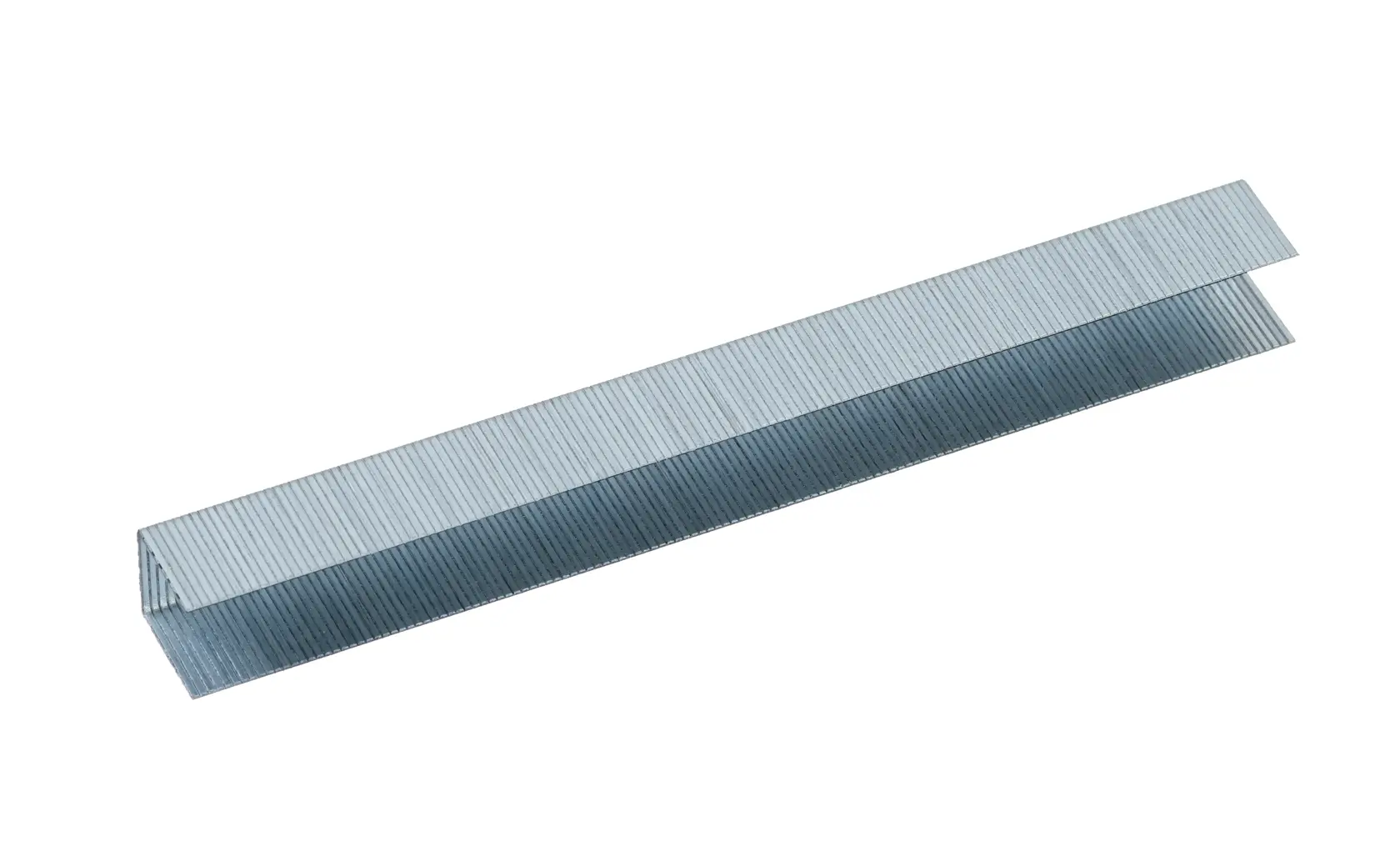 Imagen en primer plano de una tira de grapas de metal, comúnmente utilizadas en engrapadoras para unir papeles o materiales. La tira está alineada y fotografiada sobre un fondo blanco.