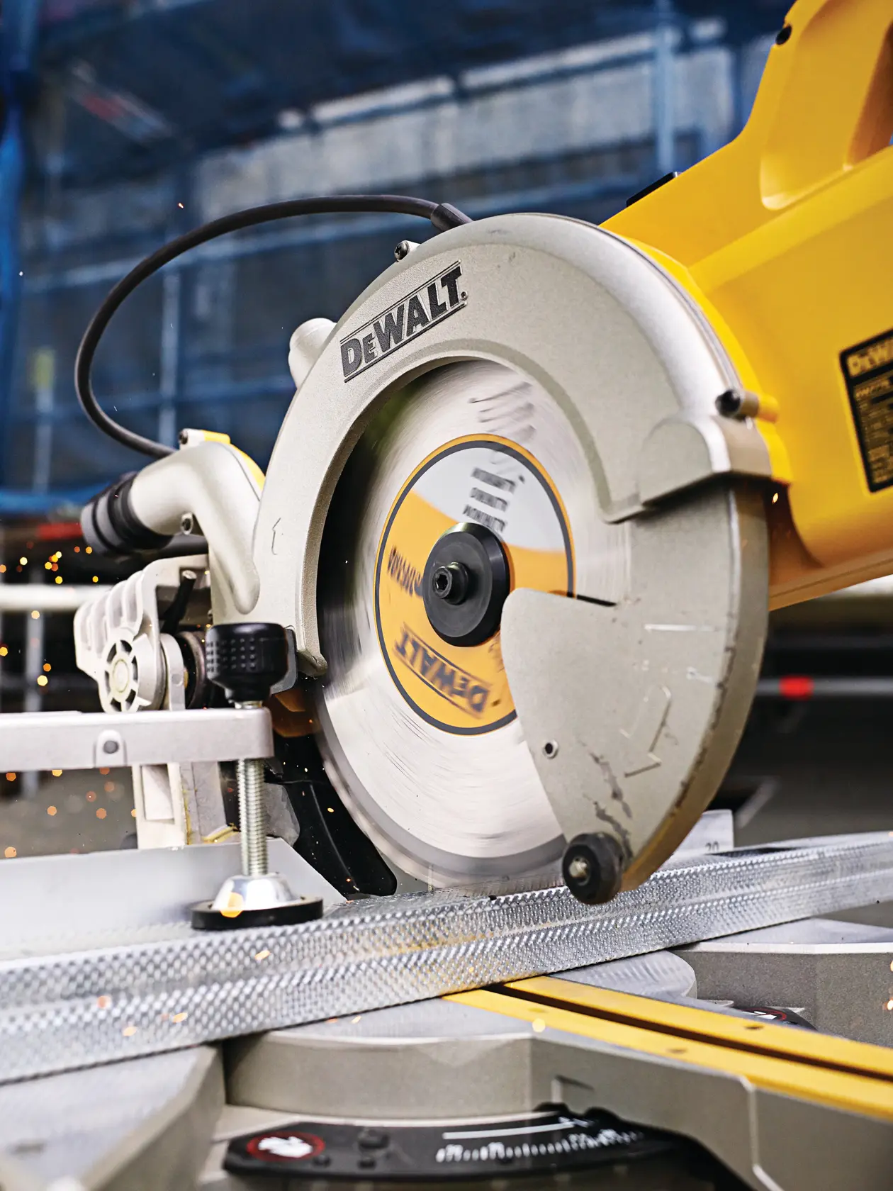 Sierra circular DEWALT cortando metal en taller, primer plano de la hoja y chispas.