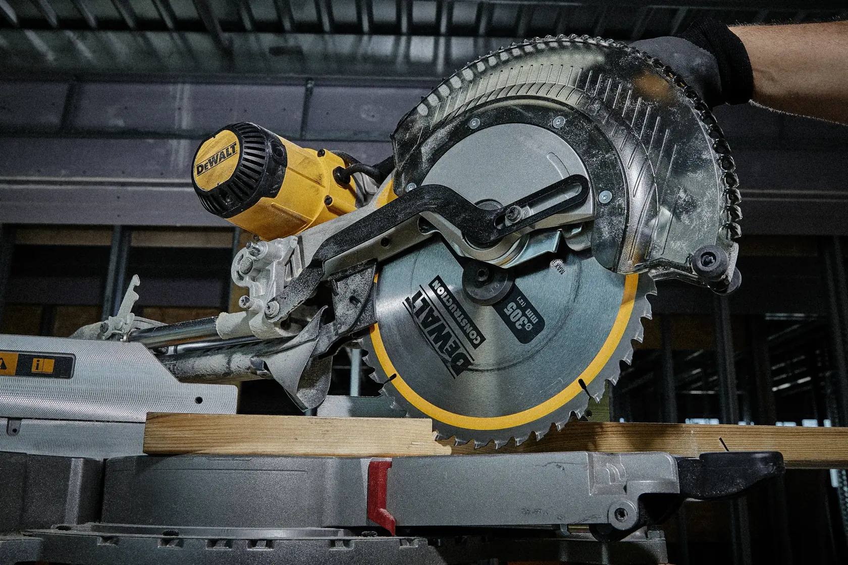 Sierra circular DEWALT cortando madera en interior, primer plano de la hoja y el motor.
