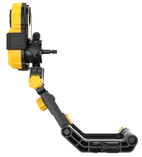 Vista lateral de un soporte de montaje ajustable DEWALT DT20562 en negro y amarillo, diseñado para sujetar de forma segura cámaras o herramientas, con varias perillas y articulaciones para un posicionamiento flexible.