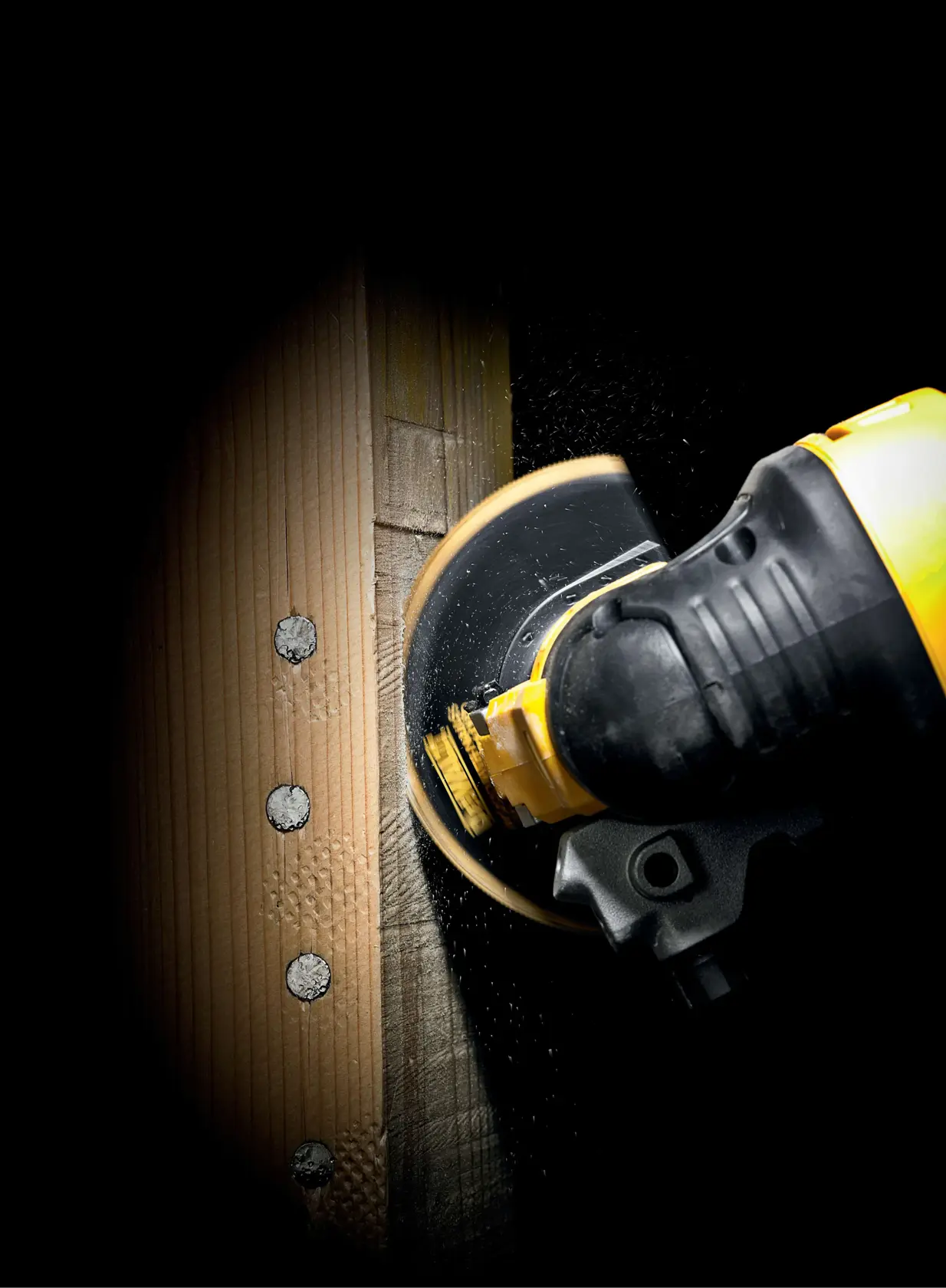 DEWALT DT20711, DT20711-QZ herramienta cortando madera, vista cercana, categoría fotografía.