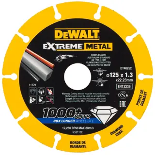Logotipo de DEWALT en letras negras y audaces centrado sobre un fondo blanco.