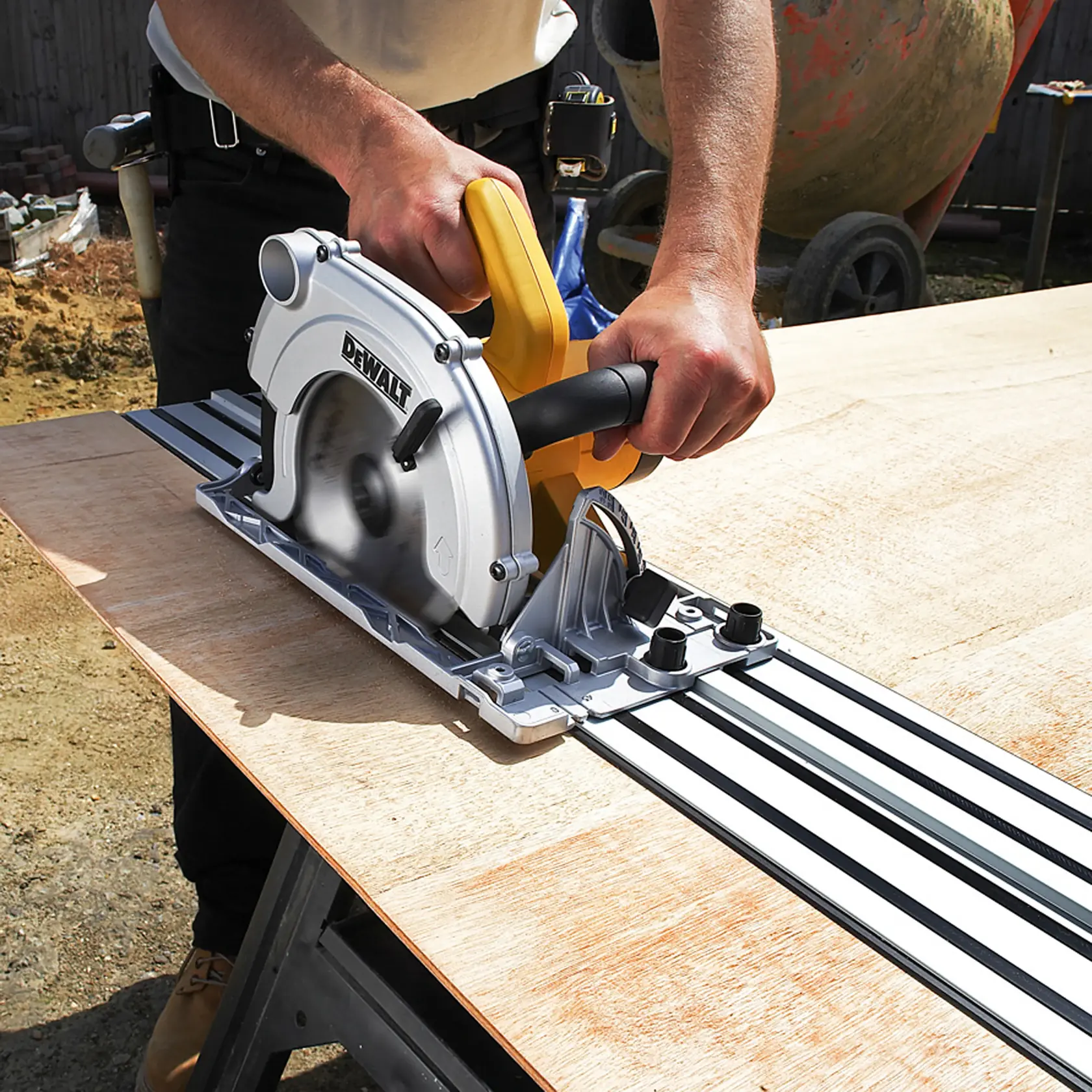 Graphique montrant la marque DEWALT XTREME Sub-Compact Series avec le slogan 'Compact et performance garantie' sur un fond jaune.