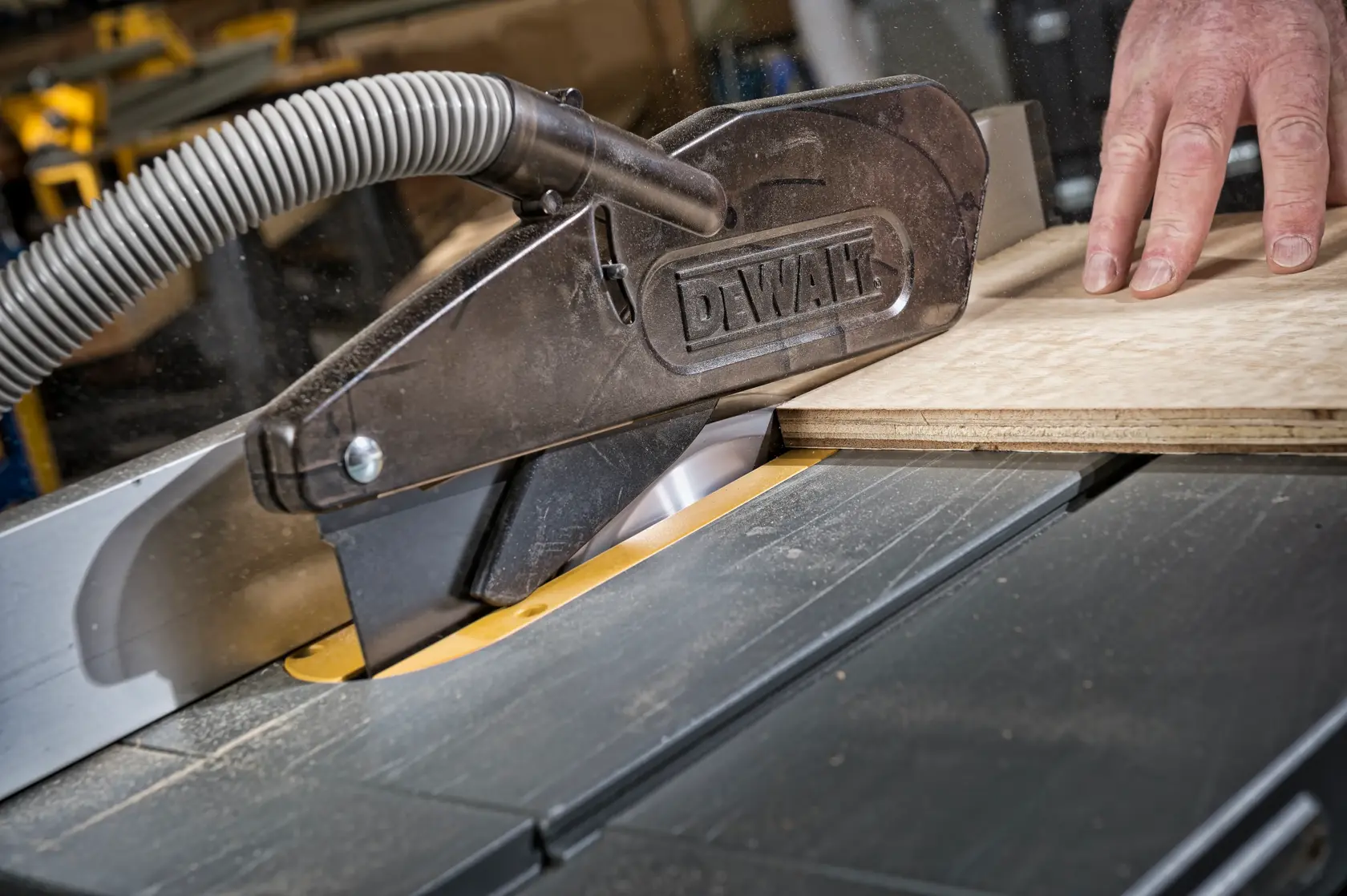Graphique montrant la marque DEWALT XTREME Sub-Compact Series avec le slogan 'Compact et performance garantie' sur un fond jaune.