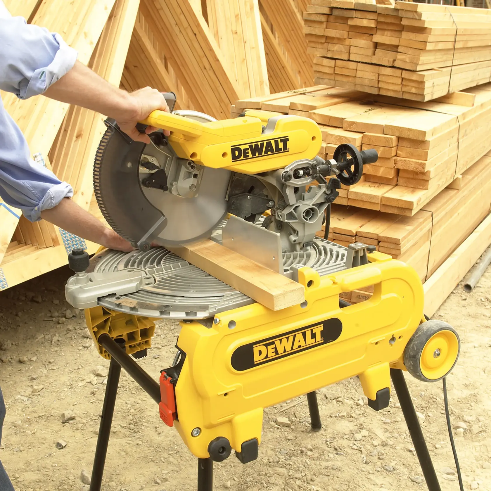 Graphique montrant la marque DEWALT XTREME Sub-Compact Series avec le slogan 'Compact et performance garantie' sur un fond jaune.
