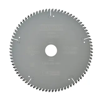 Logotipo de DEWALT en letras negras y audaces centrado sobre un fondo blanco.