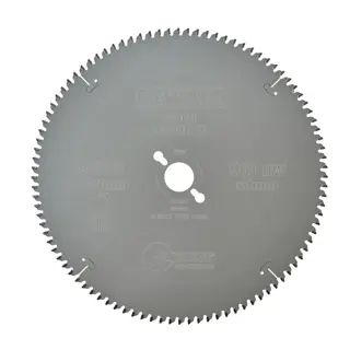 Logotipo de DEWALT en letras negras y audaces centrado sobre un fondo blanco.