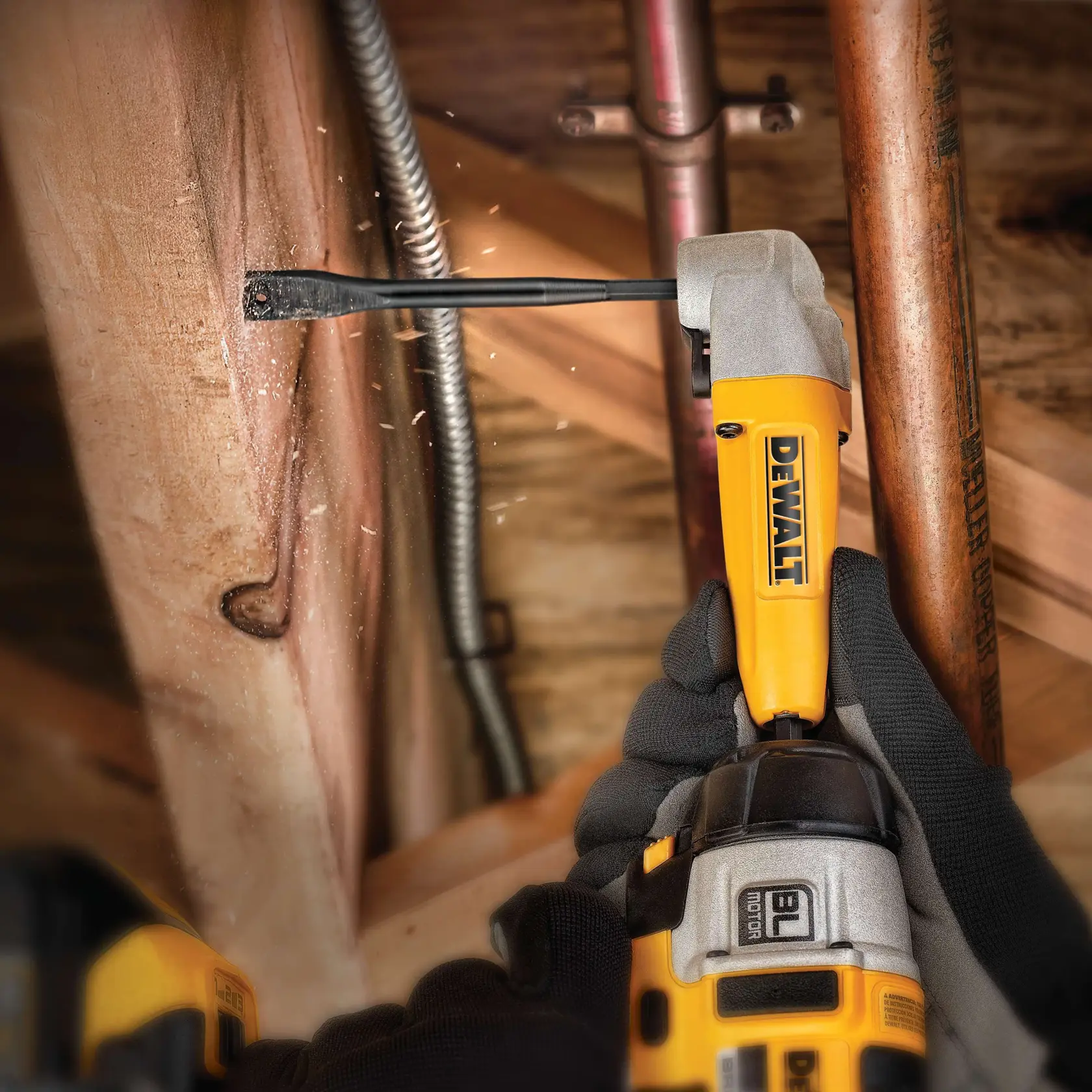 Ein DEWALT Flachfräsbohrer für Holz, entwickelt zum Bohren großer Löcher in Holz. Der Bohrer hat eine breite, flache Klinge mit einer Spitze und zwei Schneidkanten sowie einen Sechskantschaft.
