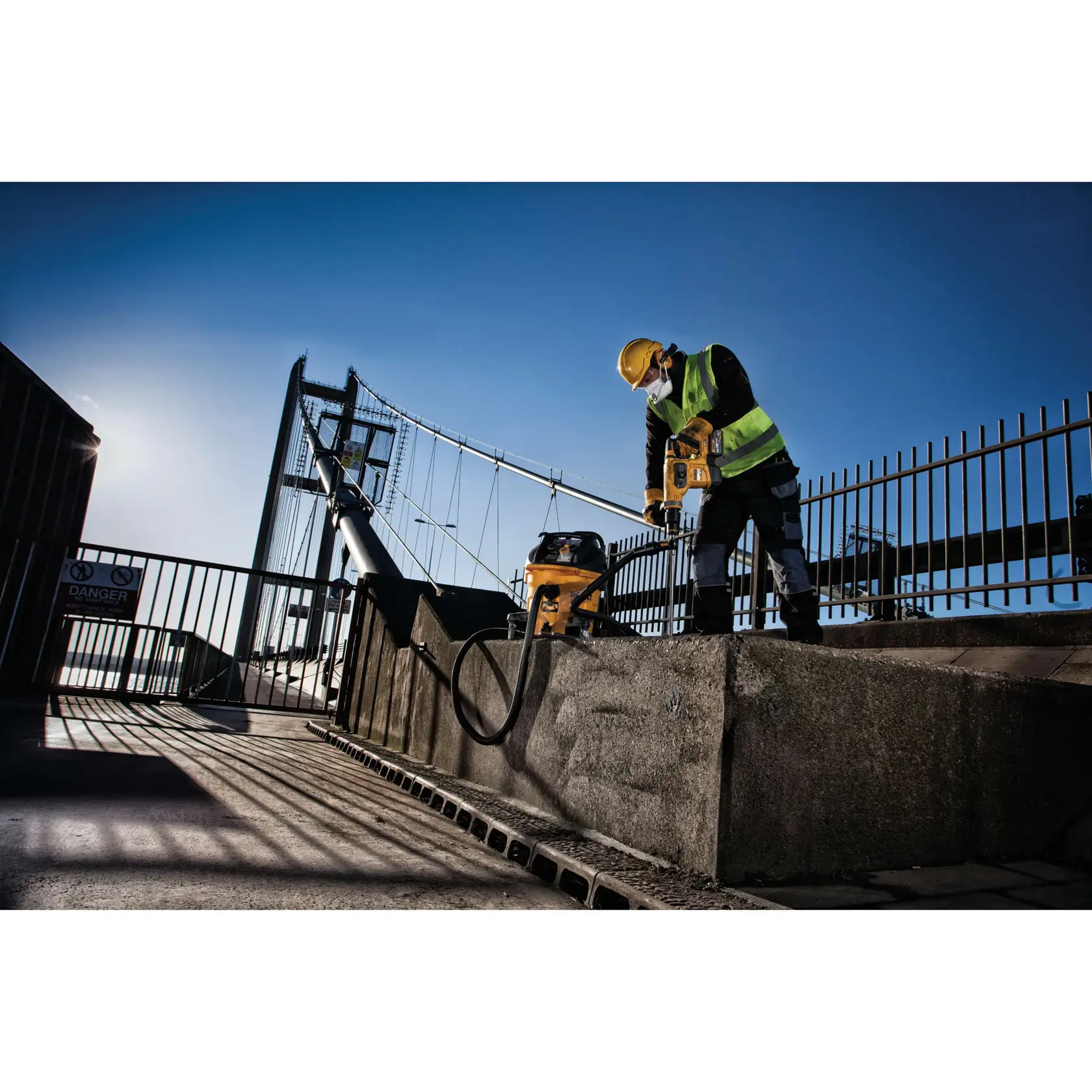 Gráfico mostrando a marca DEWALT XTREME Sub-Compact Series com o slogan 'Compacto e cheio de desempenho' em um fundo amarelo.
