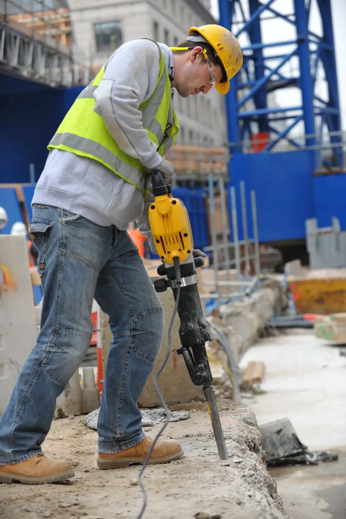 Foto de taladro DEWALT DT6927, DT6927-QZ en obra, herramienta amarilla visible, categoría Fotografía.