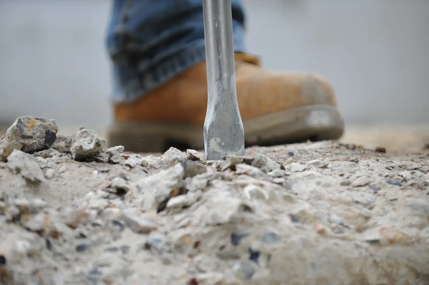 DEWALT DT8088-QZ, DT8088 cincel rompe concreto. Producto de fotografía. Bota visible.