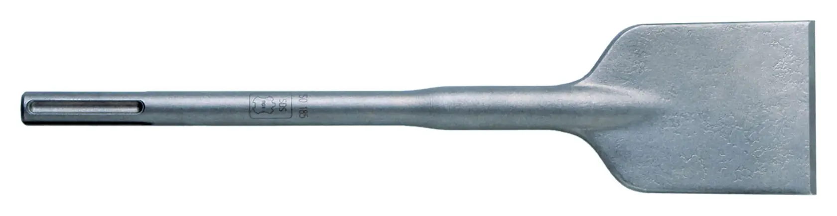 Accesorio de cincel plano de acero para herramientas eléctricas sobre fondo blanco.