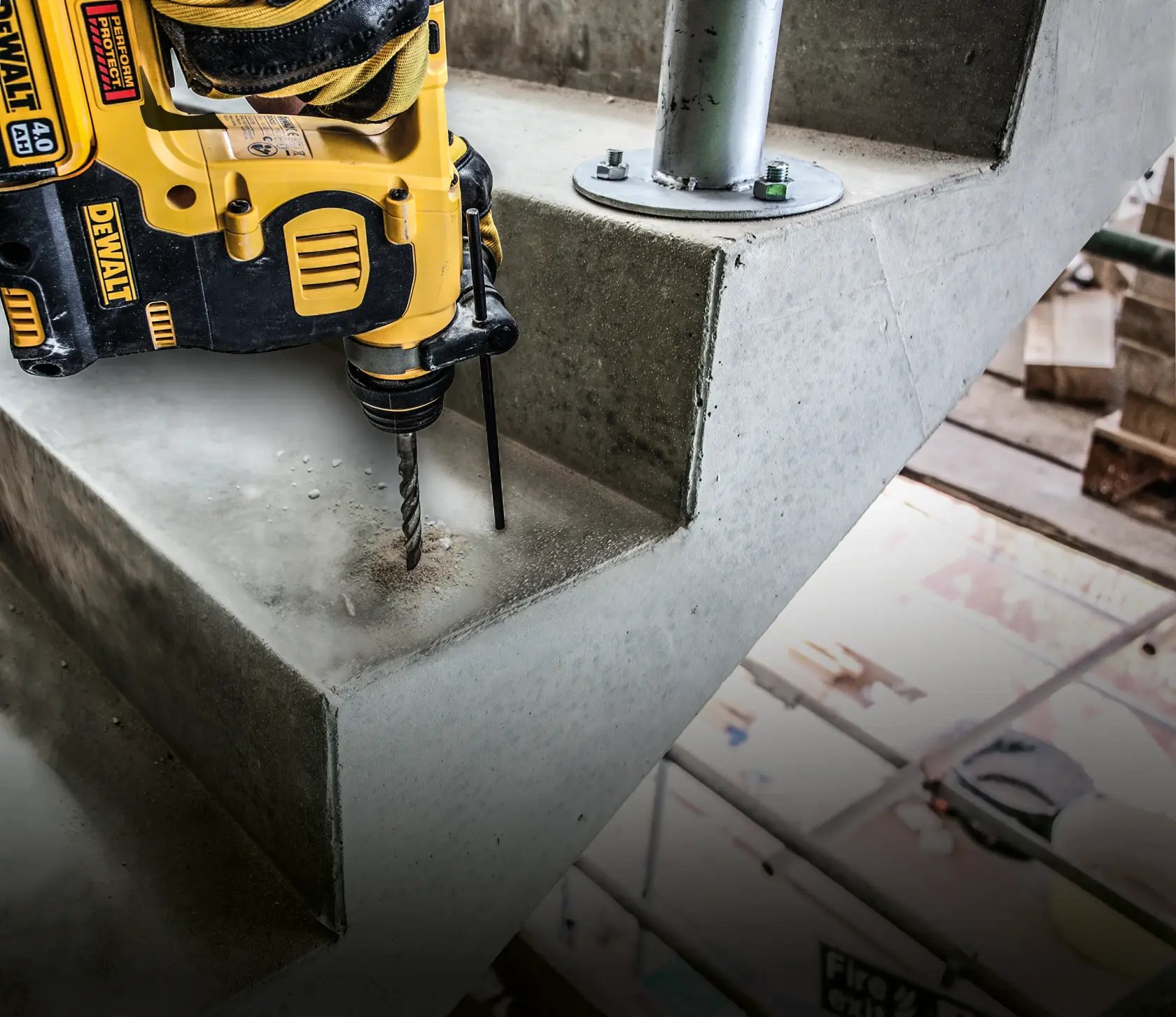 Taladro DEWALT perforando un escalón de concreto en un sitio de construcción.