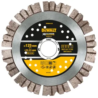 Logotipo de DEWALT en letras negras y audaces centrado sobre un fondo blanco.