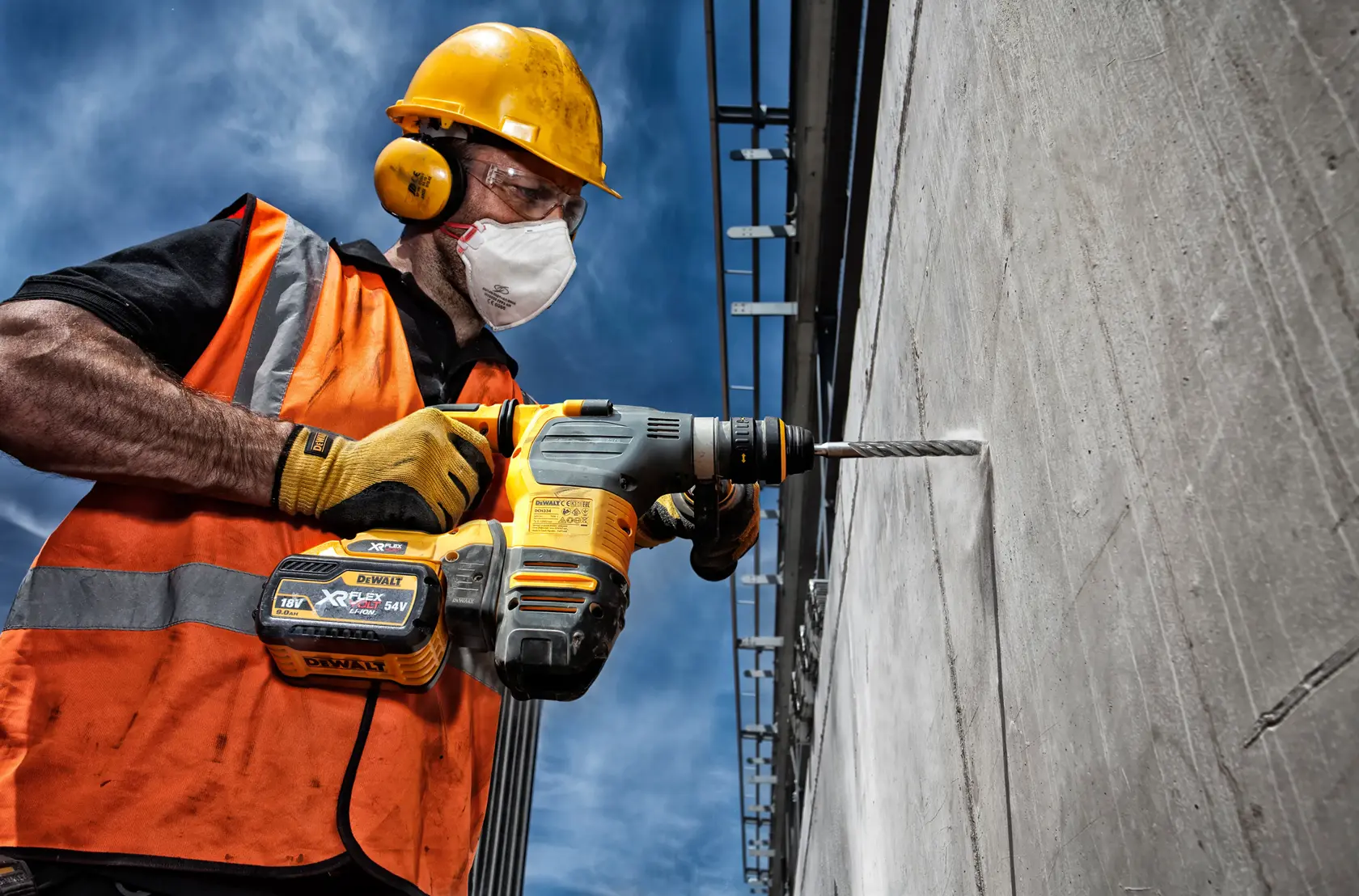 Grafik mit DEWALT XTREME Sub-Compact Series Branding und dem Slogan 'Kompakt und leistungsstark' auf gelbem Hintergrund.