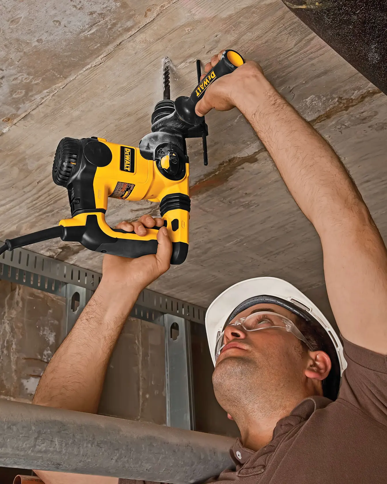Grafik mit DEWALT XTREME Sub-Compact Series Branding und dem Slogan 'Kompakt und leistungsstark' auf gelbem Hintergrund.