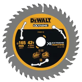 Logotipo de DEWALT en letras negras y audaces centrado sobre un fondo blanco.