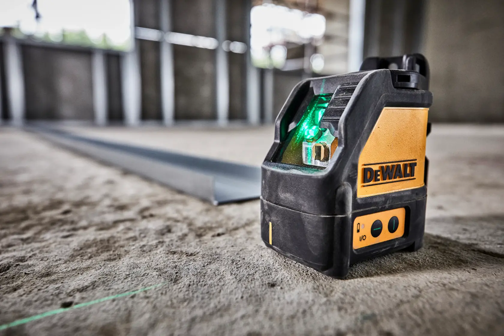 Un niveau laser jaune et noir de marque DEWALT, doté de boutons de commande et de supports magnétiques, conçu pour un alignement précis dans les applications de construction et de photographie.