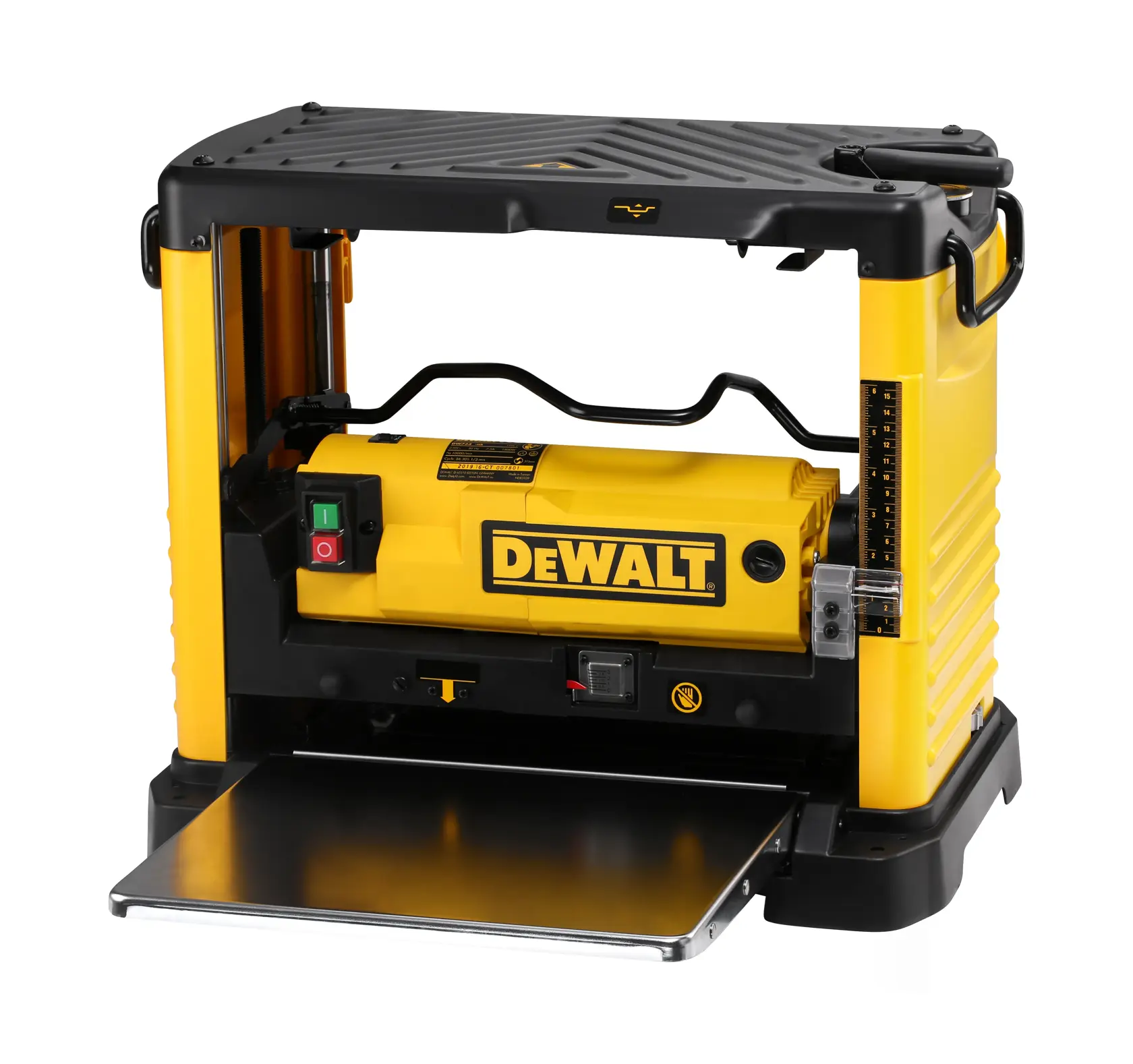 Una cepilladora de banco DEWALT DW733 en amarillo y negro, utilizada para trabajos de carpintería. La cepilladora tiene una mesa de alimentación metálica plana en el frente y controles visibles en el lado izquierdo.