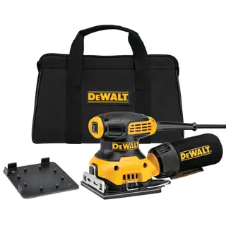 Un kit de lijadora eléctrica DEWALT. La imagen muestra una lijadora amarillo y negra DEWALT con bolsa para recoger polvo, una placa de lijado y una bolsa de transporte negra con el logo de DEWALT.