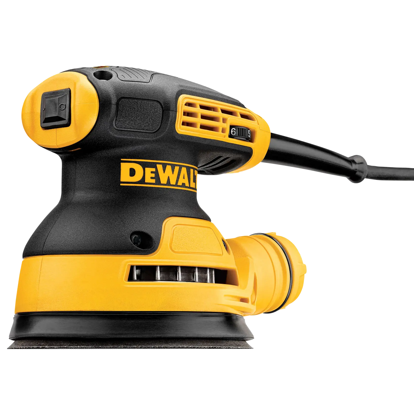 Una persona utiliza una lijadora orbital aleatoria DEWALT DWE6423 para lijar una puerta de madera en un taller de carpintería. Hay piezas de herrajes metálicos sobre la mesa cerca, y la persona lleva una mascarilla protectora.