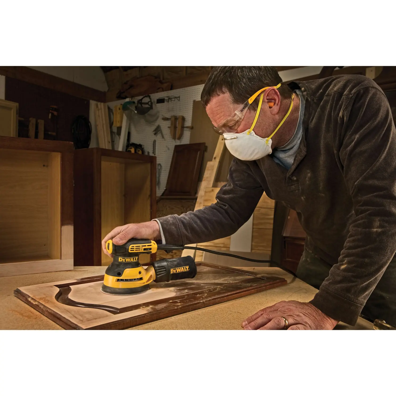 Ponceuse orbitale électrique aléatoire DEWALT, modèle DWE6423, présentée en noir et jaune, avec un cordon d'alimentation attaché. La ponceuse dispose d'un cadran de contrôle de vitesse visible et est conçue pour des finitions de ponçage lisses.