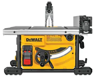 Vista frontal de una sierra de mesa DEWALT, modelo DWE7485WS, con base amarilla, perillas de ajuste, interruptor de encendido/apagado y superficie de corte plateada con protector. El logotipo de la marca es visible en la parte frontal.