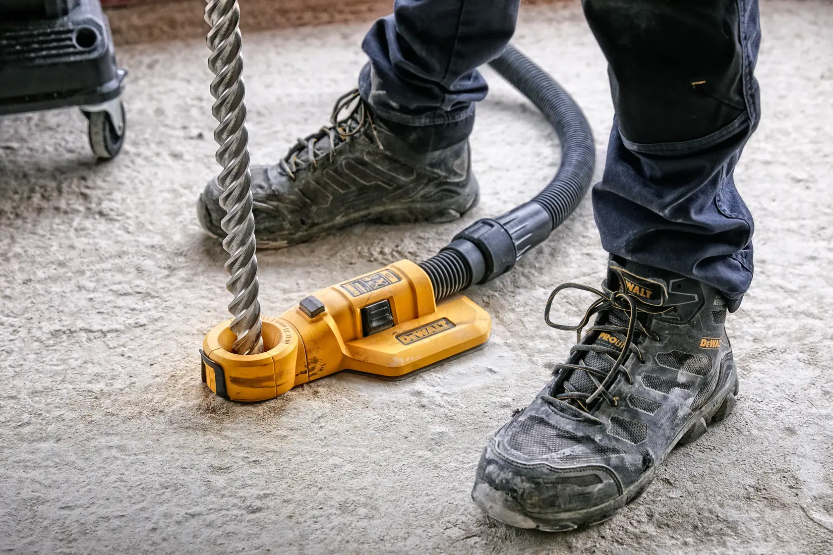 Kit d'accessoires pour l’extraction de poussière de perçage DEWALT DWH050 avec mallette de transport noire et accessoires jaunes, comprenant le capot antipoussière principal, un collier de poignée latérale, des tiges et un adaptateur.
