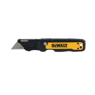 Un cuchillo plegable utilitario DEWALT con mango negro y amarillo y una hoja retráctil, mostrado de perfil sobre un fondo blanco.