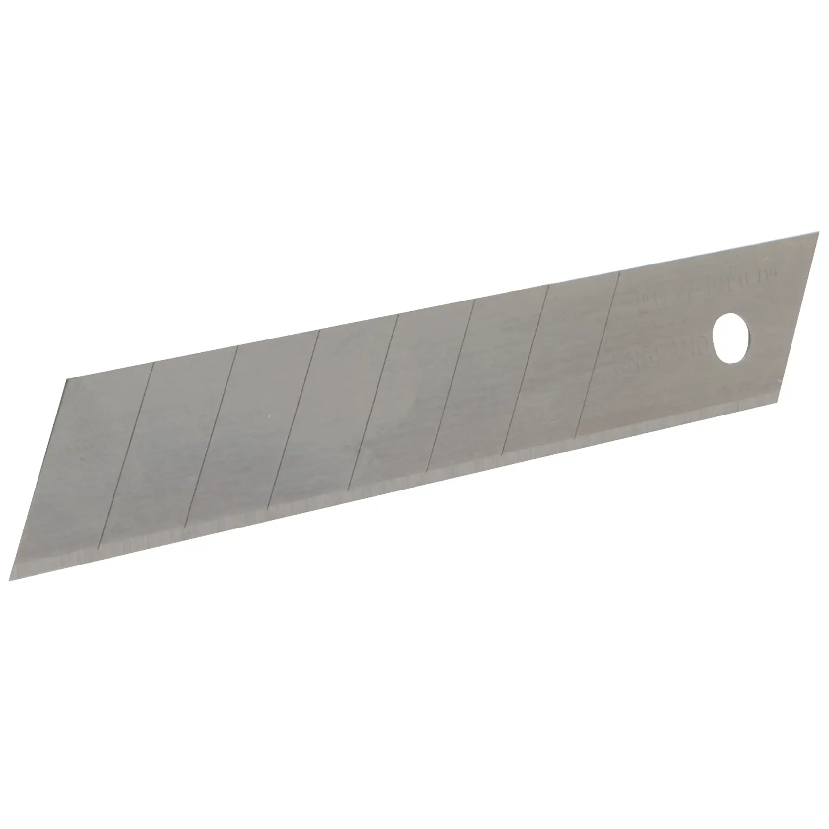 Hoja de cúter segmentada de metal con varias secciones prediseñadas y un orificio en un extremo, mostrada sobre un fondo blanco.