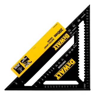 Escuadra para techos DEWALT de 300 mm, modelo DWHT25228-0, con cuerpo negro y logotipo amarillo, utilizada para medir y marcar ángulos en construcción y carpintería.