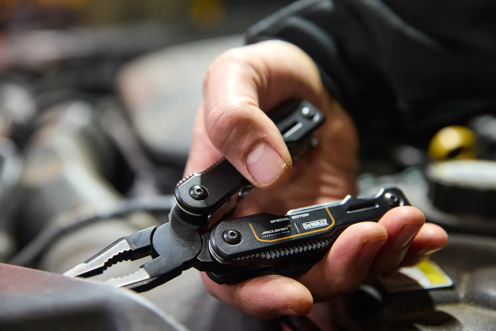 Multi herramienta 16 en 1 Dewalt x McLaren