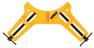 Una herramienta de pinza de esquina amarilla DEWALT, modelo DWHT83840, diseñada para sujetar materiales en un ángulo de 90 grados durante trabajos de carpintería o montaje.