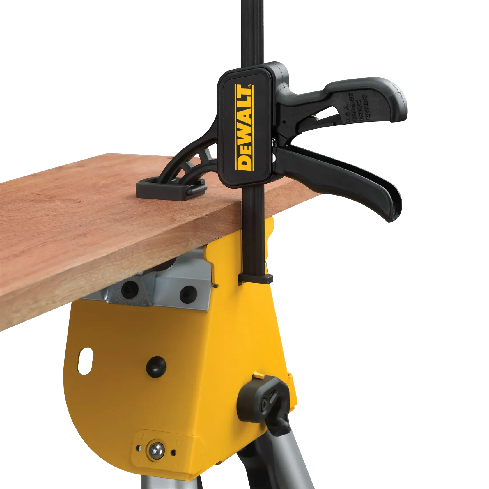 Foto del sargento DEWALT DWS5026 sujetando madera a soporte amarillo, vista lateral.