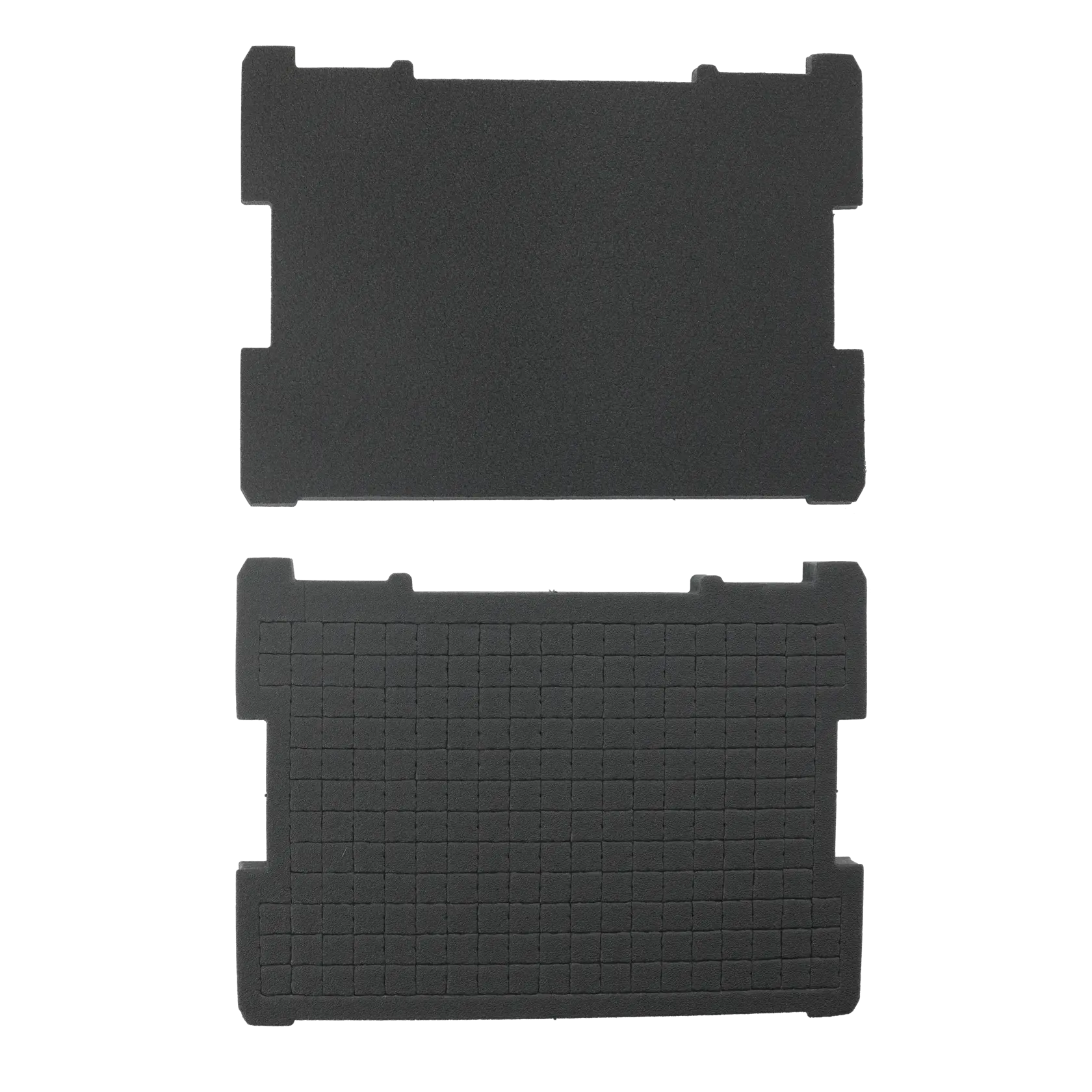 Dos insertos rectangulares de espuma negra, uno liso y uno con cuadrícula para almacenamiento de herramientas.