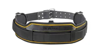 Un cinturón de herramientas acolchado de color negro con ribete amarillo y el logotipo DEWALT en el centro. El cinturón tiene remaches de metal y una hebilla ajustable para el cierre.