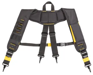 Un arnés acolchado y ajustable para herramientas de DEWALT con detalles en negro y amarillo, diseñado para transportar cinturones de herramientas pesados. Incluye múltiples bucles y clips para accesorios, correas acolchadas para los hombros y una hebilla central para un cierre seguro.