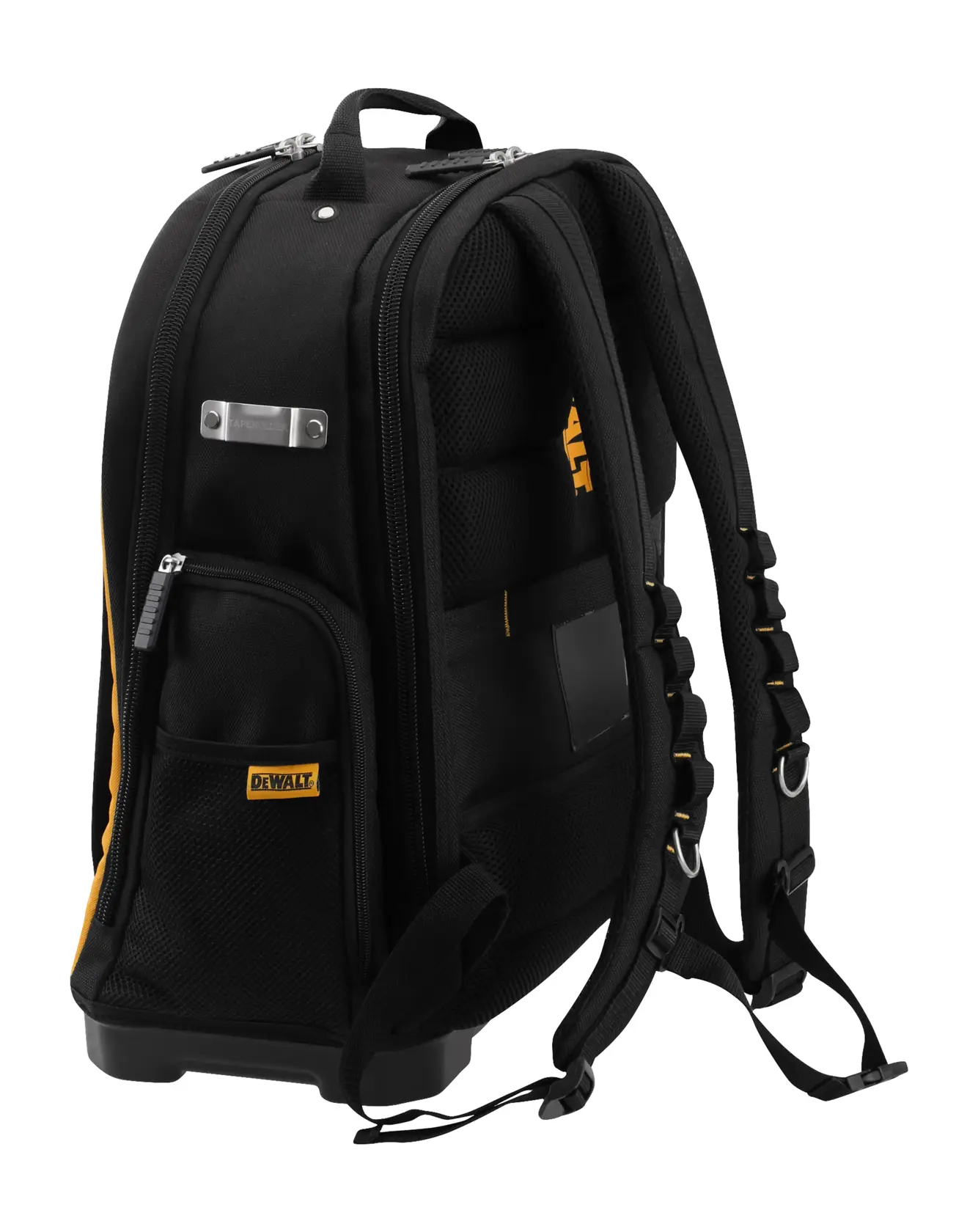 Mochila negra DEWALT con correas acolchadas, varios bolsillos y base reforzada, sobre fondo blanco inclinada.
