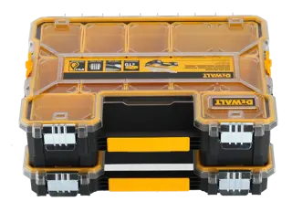 Cajas DEWALT apiladas con tapas transparentes y asas amarillas para guardar herramientas y accesorios.